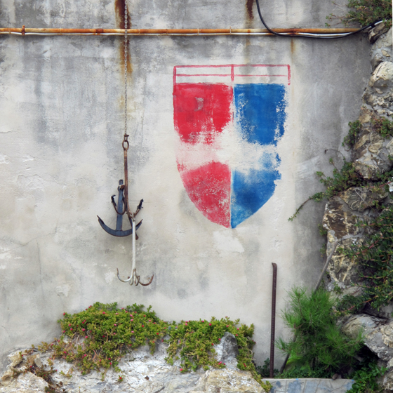 FLO-FLO - Florence Boudet - photography - genova - genoa - anchor - shore - marine -  rusty - blazon - summer - city - mediterranean