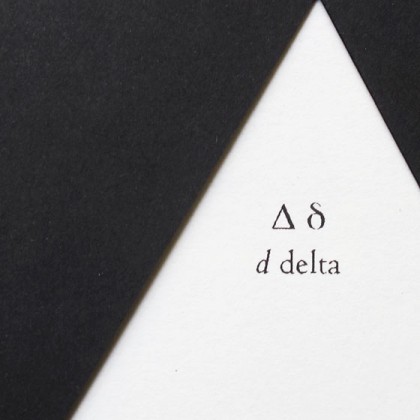 Delta, livre à trous (découpe triangulaire), liste de multiples sens associés au mot "delta". © Florence Boudet
