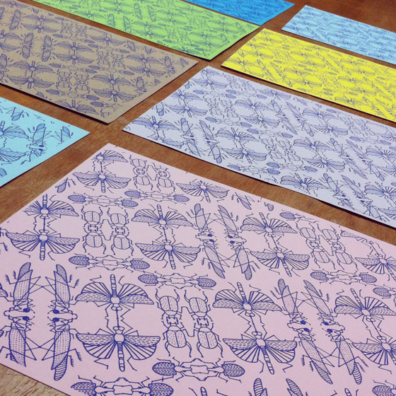 papiers multicolores sérigraphiés motif nuée d'insectes ©Florence Boudet