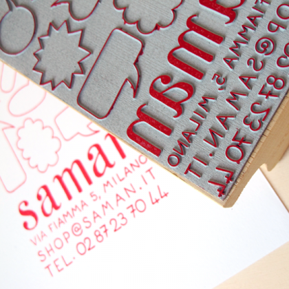 Logo tamponné de Shop Saman, concept store associatif à Milan. © Florence Boudet